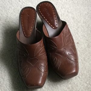 Brown clog